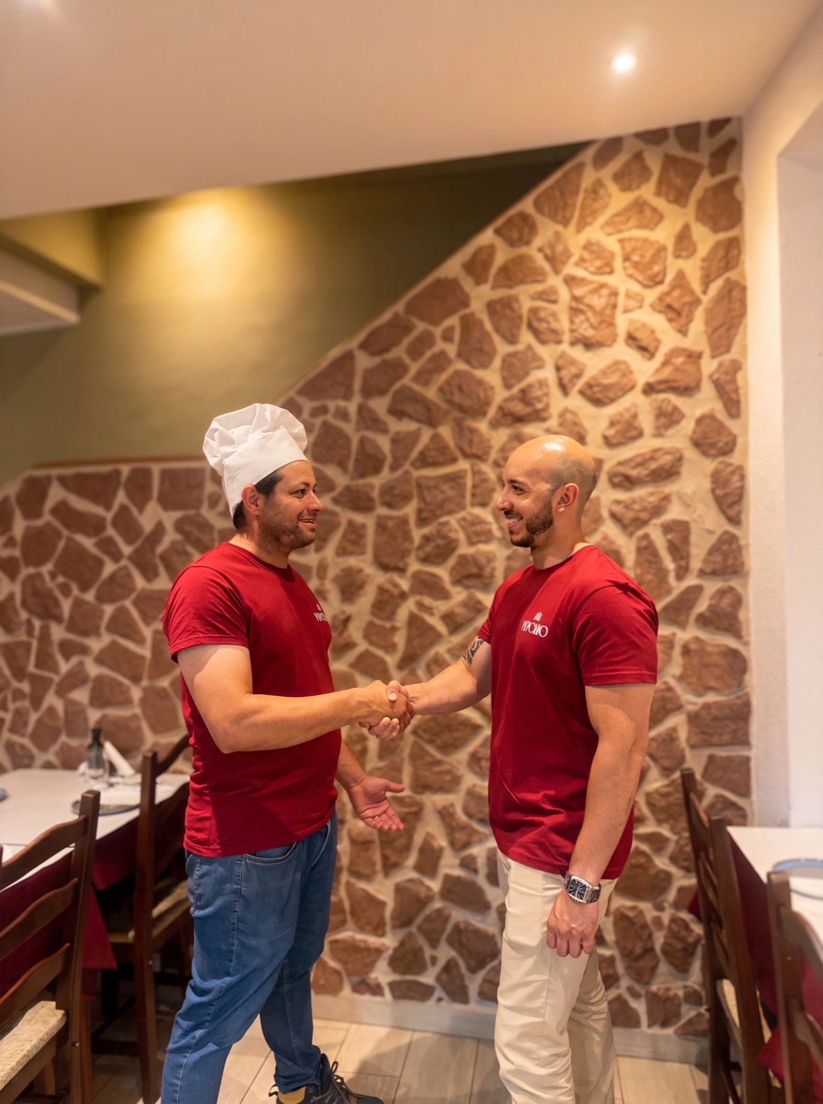 Fabio Soares e Fellipe Franchin apertando as mãos no salão da Vívono